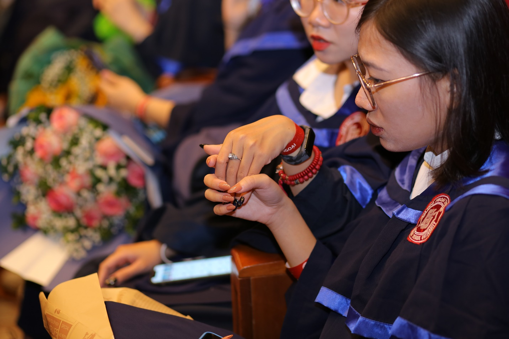 Sinh viên trường Đại học Ngoại thương cùng khóc, cười trong ngày tốt nghiệp - 6 Sinh viên trường Đại học Ngoại thương cùng khóc, cười trong ngày tốt nghiệp - 6