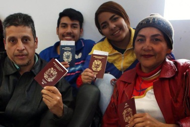 Sinh kế tại nước ngoài khốn đốn, người tị nạn Venezuela theo chính phủ hồi hương