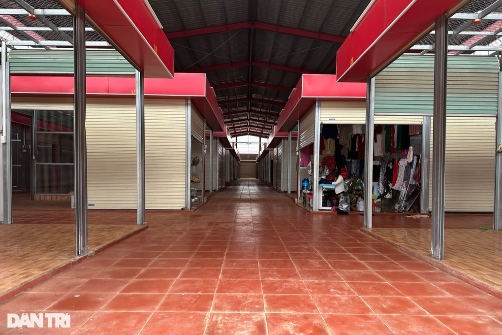 Vụ chợ 37 tỷ đồng chỉ có một tiểu thương: Kiên quyết giải tỏa chợ tự phát - 4 Vụ chợ 37 tỷ đồng chỉ có một tiểu thương: Kiên quyết giải tỏa chợ tự phát - 4