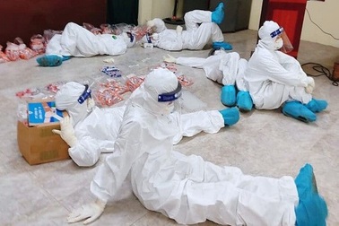 Sinh viên chi viện tâm dịch: "Không dám uống nước trước giờ vào ca"