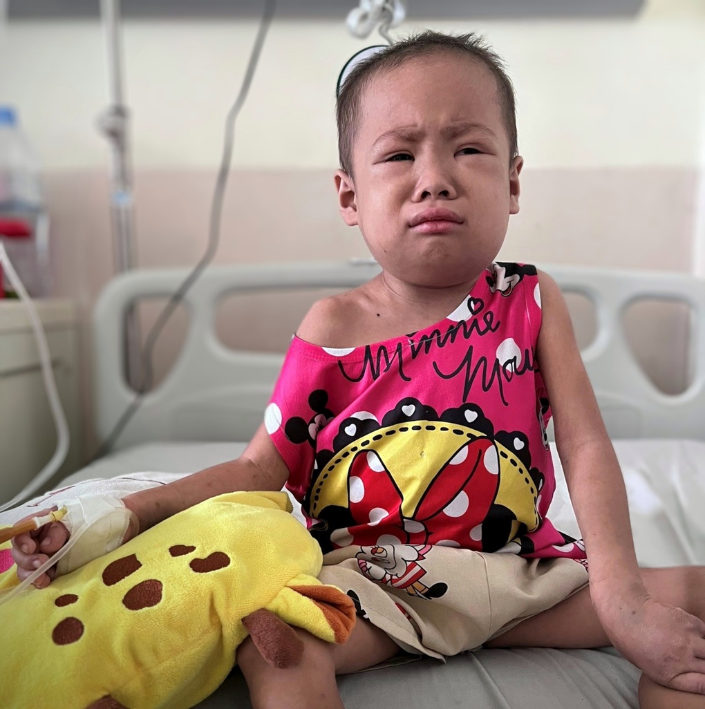 Vợ chồng thợ hồ nghèo lang bạt khắp nơi kiếm tiền cứu con nhỏ - 2 Vợ chồng thợ hồ nghèo lang bạt khắp nơi kiếm tiền cứu con nhỏ - 2