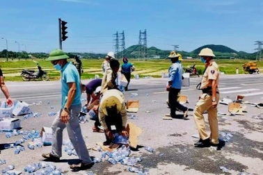 Trưa nắng 40 độ C, CSGT giúp thu gom cả trăm thùng nước rơi vãi khắp đường