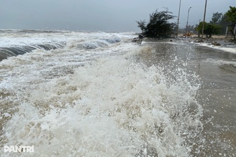 Sóng lớn làm đường bê tông vỡ vụn, uy hiếp kè chống sạt lở bờ biển