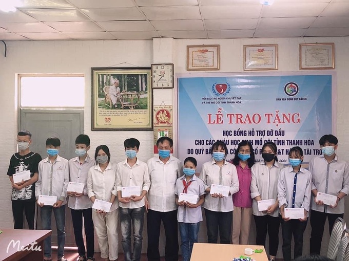 Trao tặng học bổng, nhận đỡ đầu cho trẻ mồ côi ở Thanh Hóa - Ảnh 1.