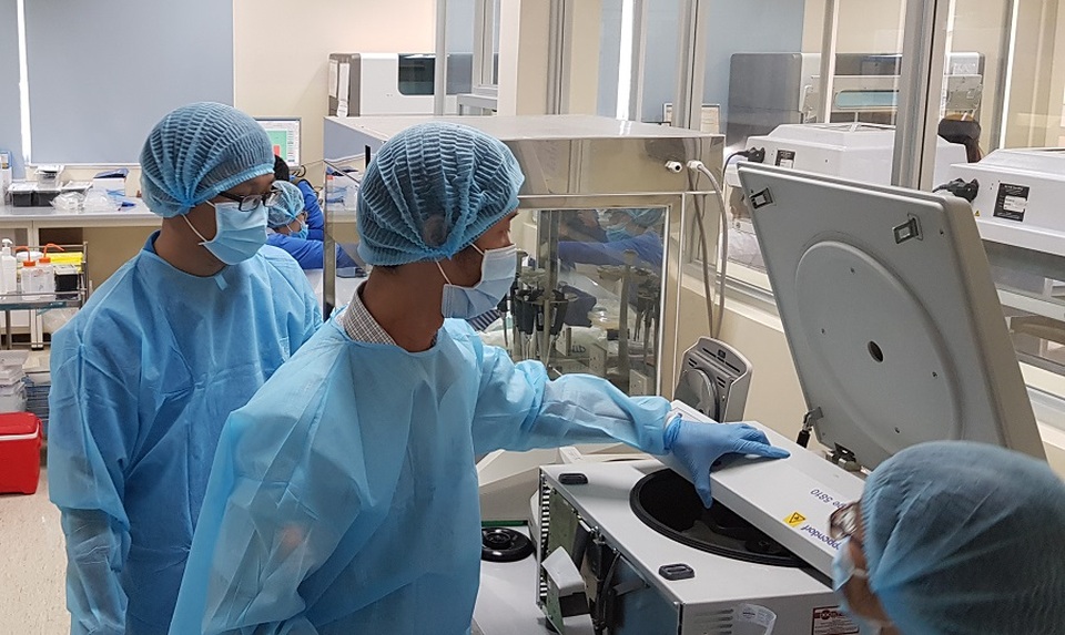 Phi công người Anh nhiễm Covid-19 còn rất nặng, chưa đủ điều kiện ghép phổi - 1 Phi công người Anh nhiễm Covid-19 còn rất nặng, chưa đủ điều kiện ghép phổi - 1