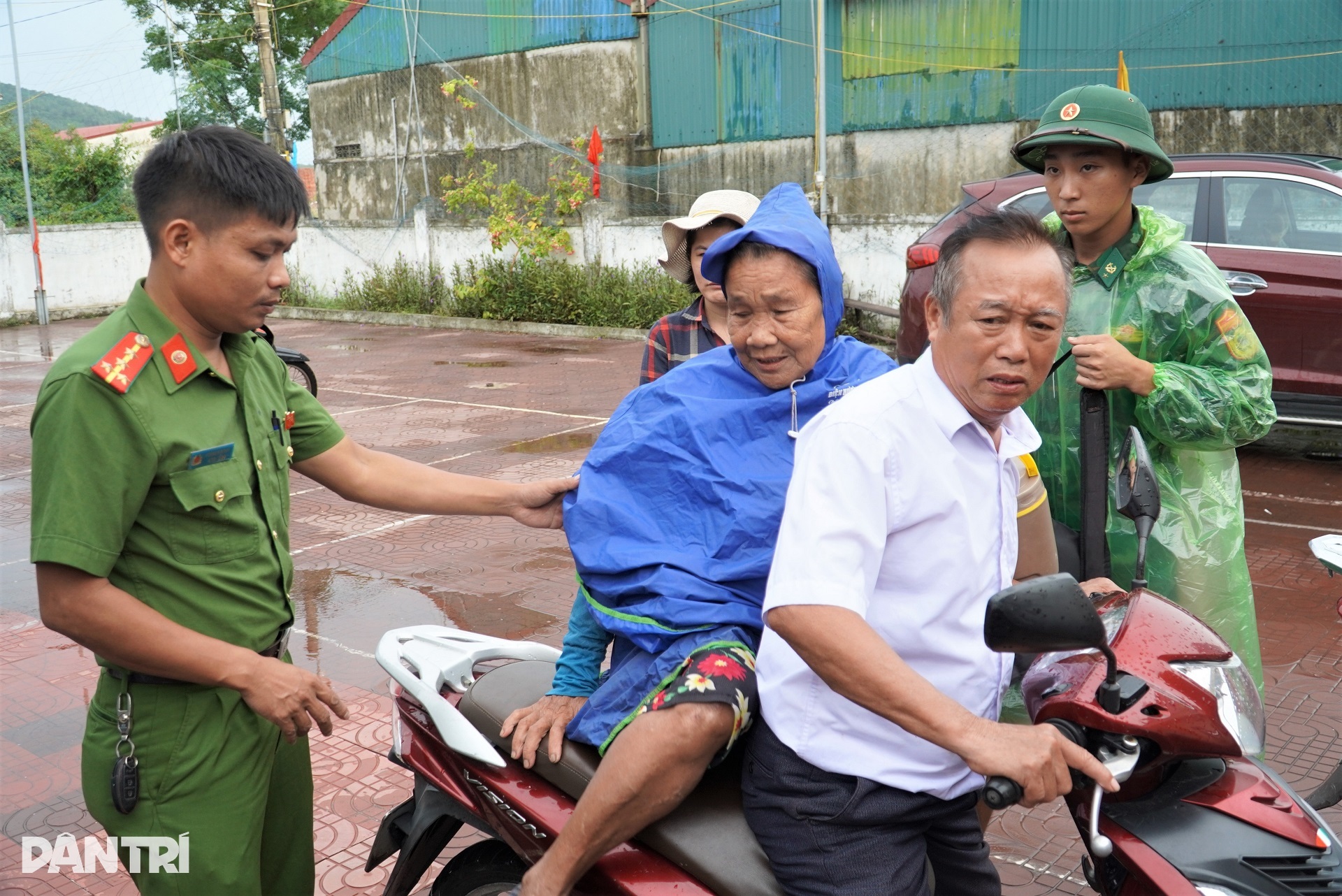 Nhà từng tan hoang do cơn bão lịch sử, dân mong bão Kajiki qua nhẹ nhàng - 3