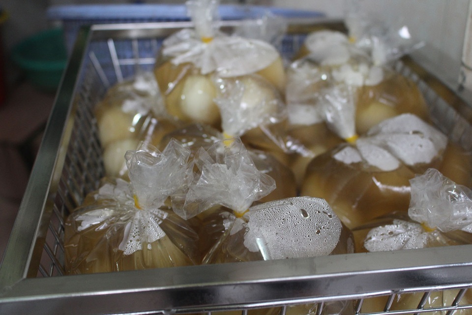 Người Hà Nội dậy từ 5 giờ sáng, bịt mặt, xếp hàng mua bánh trôi bánh chay - 10 Người Hà Nội dậy từ 5 giờ sáng, bịt mặt, xếp hàng mua bánh trôi bánh chay - 10