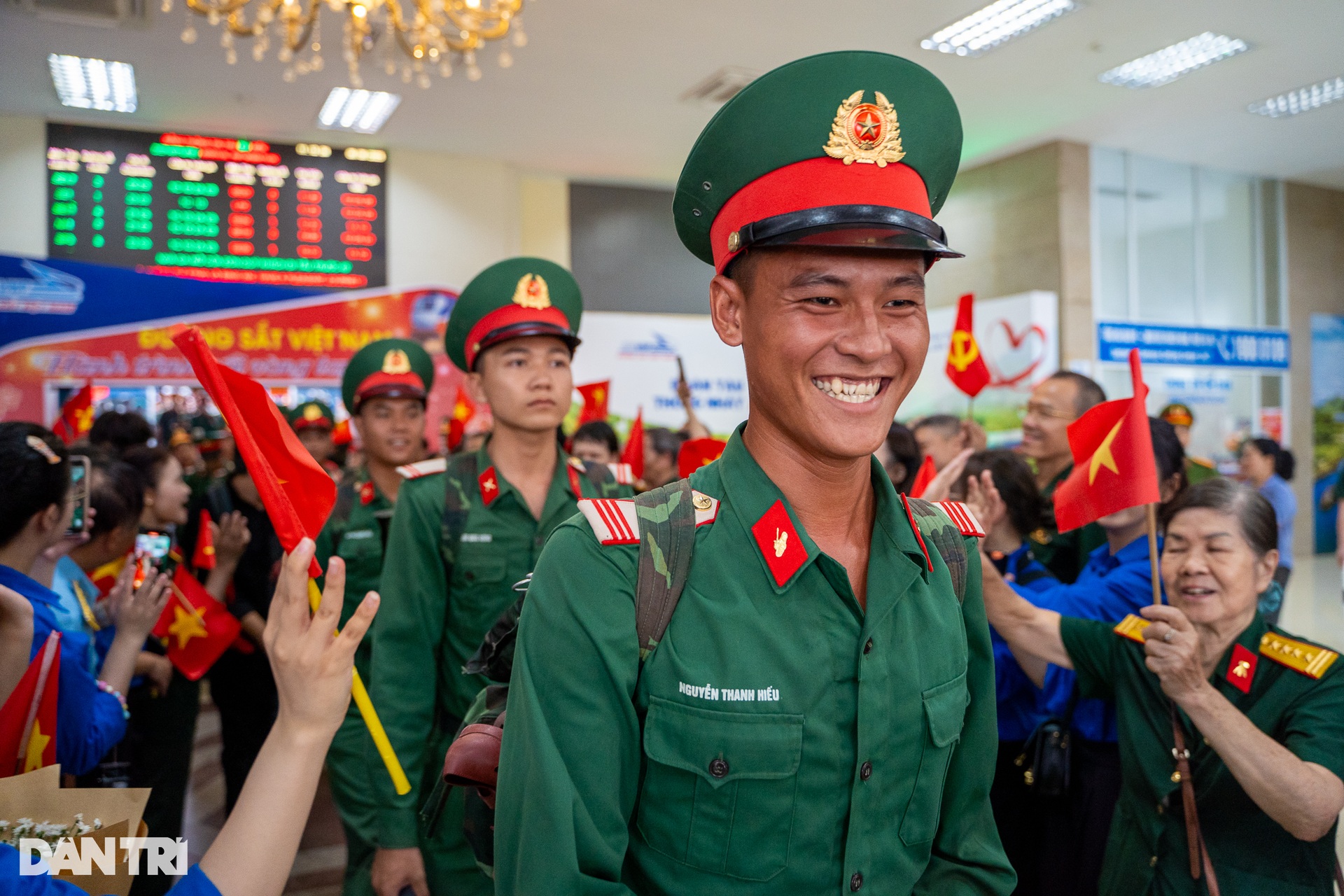 Các khối diễu binh miền Nam rạng rỡ khi tàu tới Ga Hà Nội - 6 Các khối diễu binh miền Nam rạng rỡ khi tàu tới Ga Hà Nội - 6