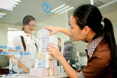 “Khan” tiền mới lì xì, chợ đen đua nhau “chặt chém”