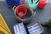 Nhóm người thuê trọ nấu keo để dán tờ rơi "tín dụng đen"