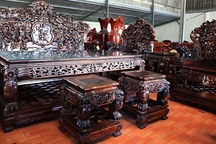 Gom gỗ mun suốt 7 năm rồi lấy lõi làm bộ bàn ghế giá chục tỷ đồng