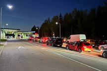 Moscow khuyến cáo công dân không đi ô tô mang biển kiểm soát Nga tới EU