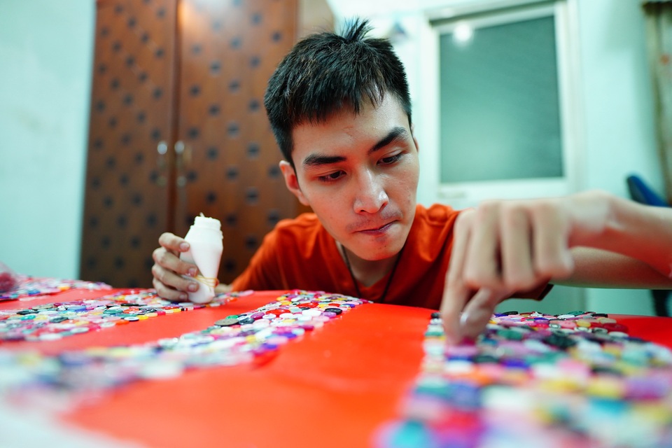 Chàng kỹ sư Hóa làm tranh cổ động chống dịch Covid-19 bằng nút áo - 15 Chàng kỹ sư Hóa làm tranh cổ động chống dịch Covid-19 bằng nút áo - 15