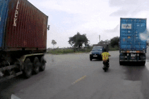 Đi bám sát xe container, nam thanh niên chạy xe đạp điện suýt phải trả giá