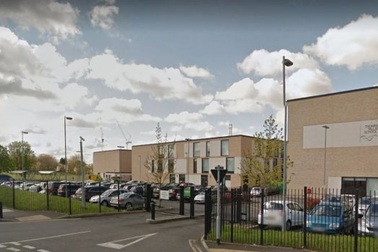 Giáo viên Anh cho học sinh tập viết… thư tuyệt mệnh