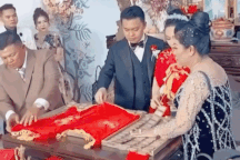 Đám cưới xuất hiện nhiều vàng và sổ đỏ gây xôn xao mạng xã hội