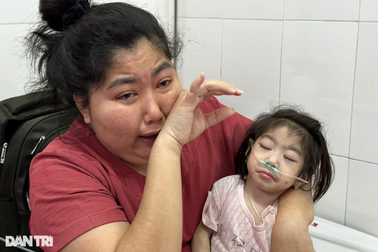 Con gái 3 tuổi bại não, gầy trơ xương và người mẹ nhiều lần thất hứa