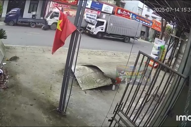 Xe tải lao vào ô tô đỗ bên đường gây tai nạn liên hoàn, người đi bộ gặp nạn