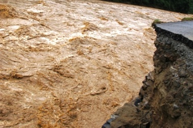 Cả gia đình 4 người bị lũ cuốn trôi