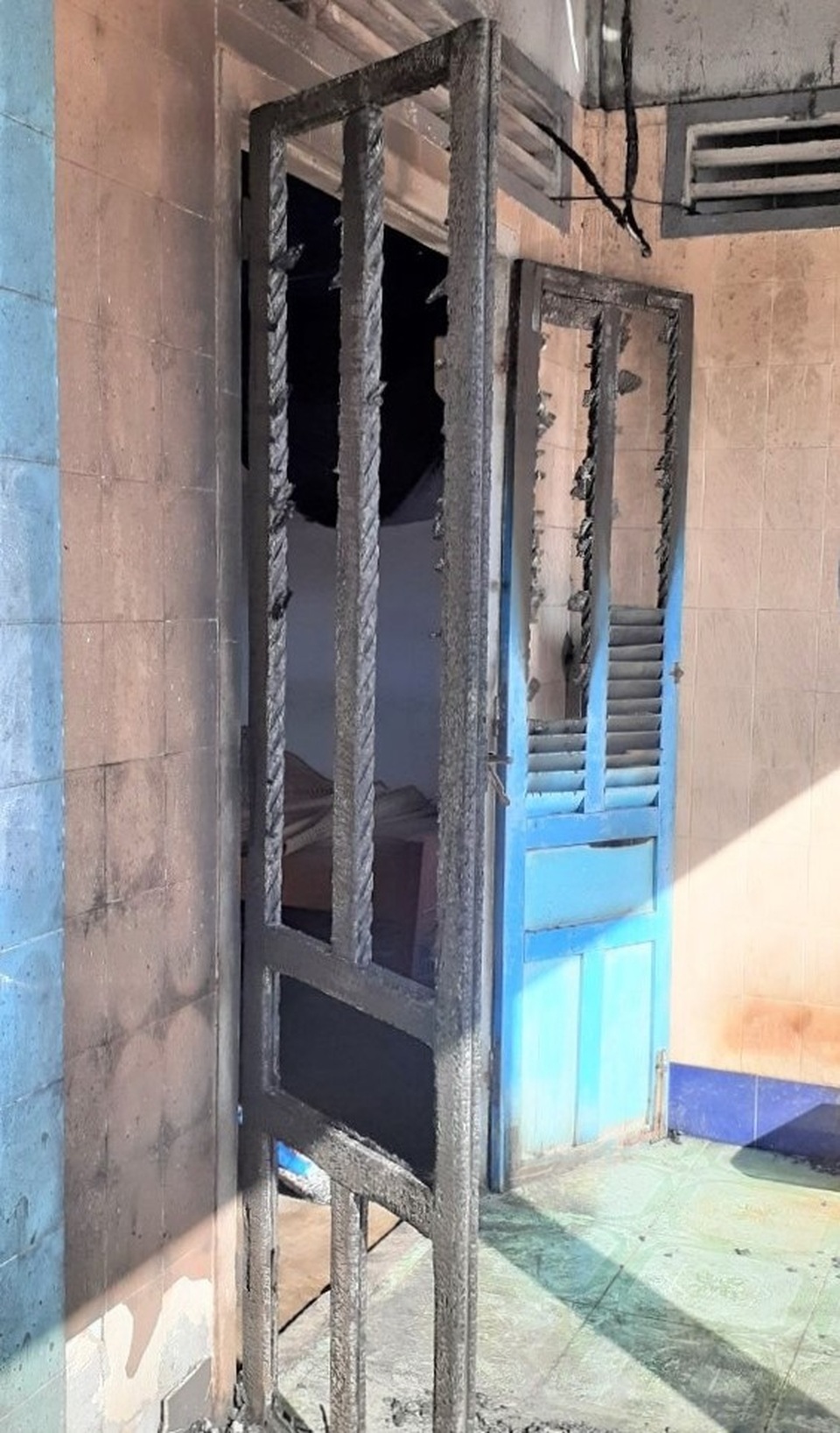 Sóc Trăng: Căn nhà bốc hỏa lúc 2h sáng với nhiều tình tiết khả nghi - 2 Sóc Trăng: Căn nhà bốc hỏa lúc 2h sáng với nhiều tình tiết khả nghi - 2