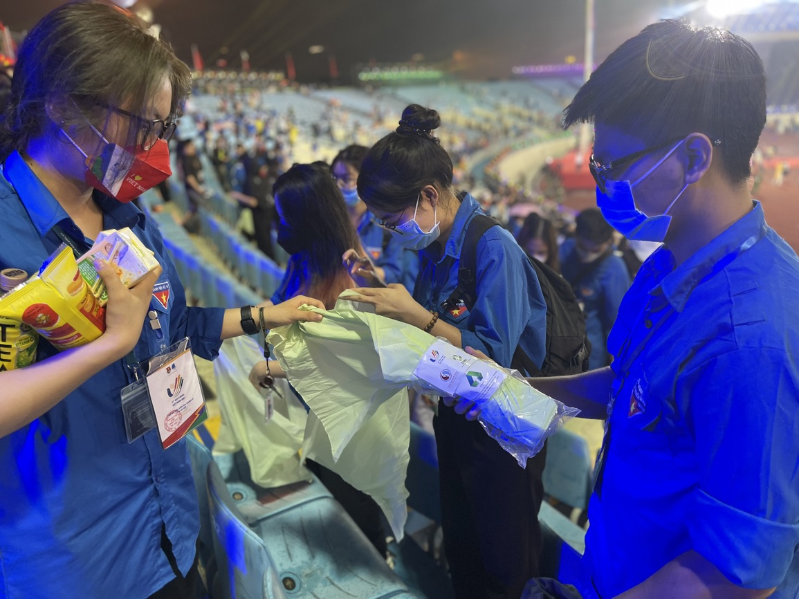 Hình ảnh đẹp sau lễ khai mạc SEA Games: Tình nguyện viên ở lại nhặt rác - 5 Hình ảnh đẹp sau lễ khai mạc SEA Games: Tình nguyện viên ở lại nhặt rác - 5