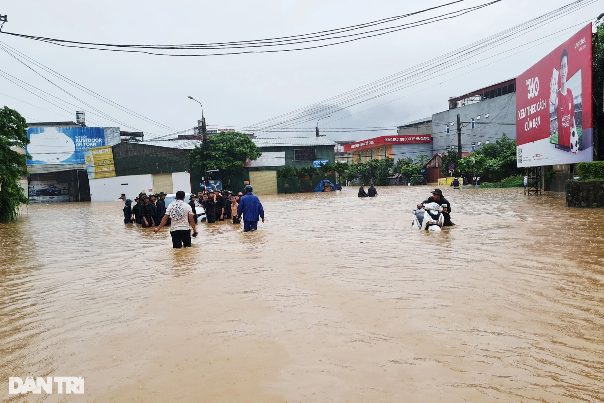 Ô tô mắc kẹt trên phố, nhà cửa ngập trong biển nước ở TP Hà Giang  - 5