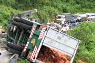 Xe tải suýt rơi xuống vực, giao thông ách tắc 10 tiếng 