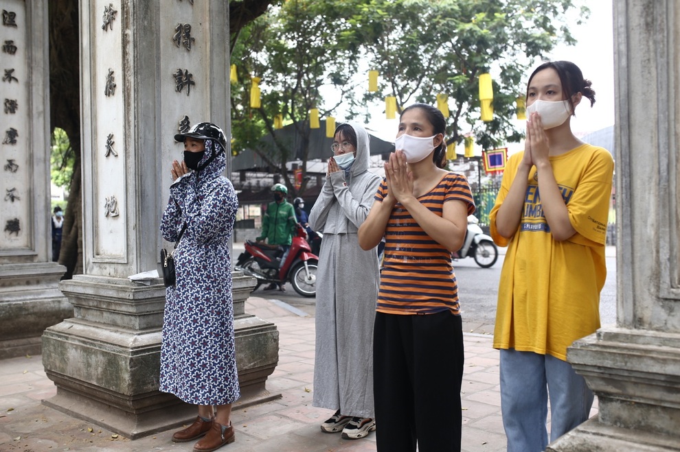 Thí sinh thi tốt nghiệp đặt lễ ngoài đường, vái vọng cầu may trước Văn Miếu - 13 Thí sinh thi tốt nghiệp đặt lễ ngoài đường, vái vọng cầu may trước Văn Miếu - 13