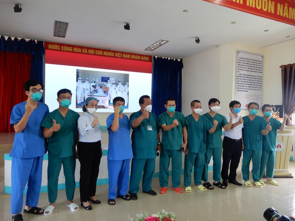 Một tháng căng mình của những “chiến binh” blouse ở điểm nóng Covid-19 - 11 Một tháng căng mình của những “chiến binh” blouse ở điểm nóng Covid-19 - 11