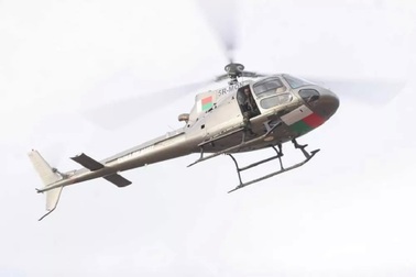 Trực thăng rơi xuống biển, quan chức Madagascar bơi 12 tiếng vào bờ