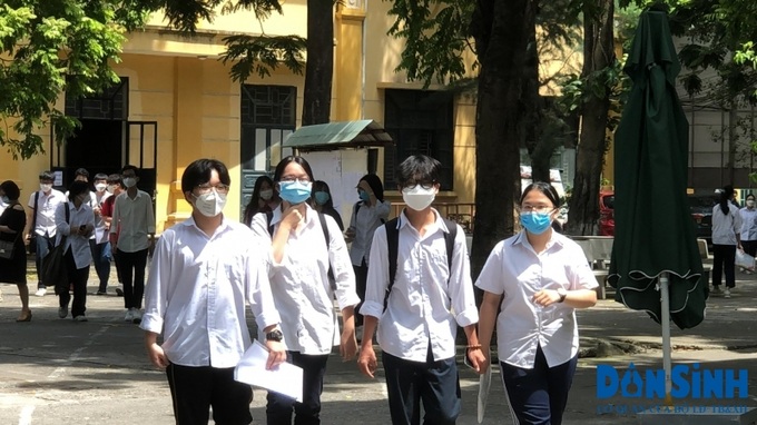 Kết thúc môn thi Ngữ văn, thí sinh bước ra khỏi phòng thi với tâm trạng thoải mái vì hoàn thành tốt bài thi.