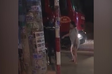Người phụ nữ ra sức chặn xe cứu hỏa