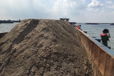 Xử phạt hàng chục sà lan vận chuyển cát lậu