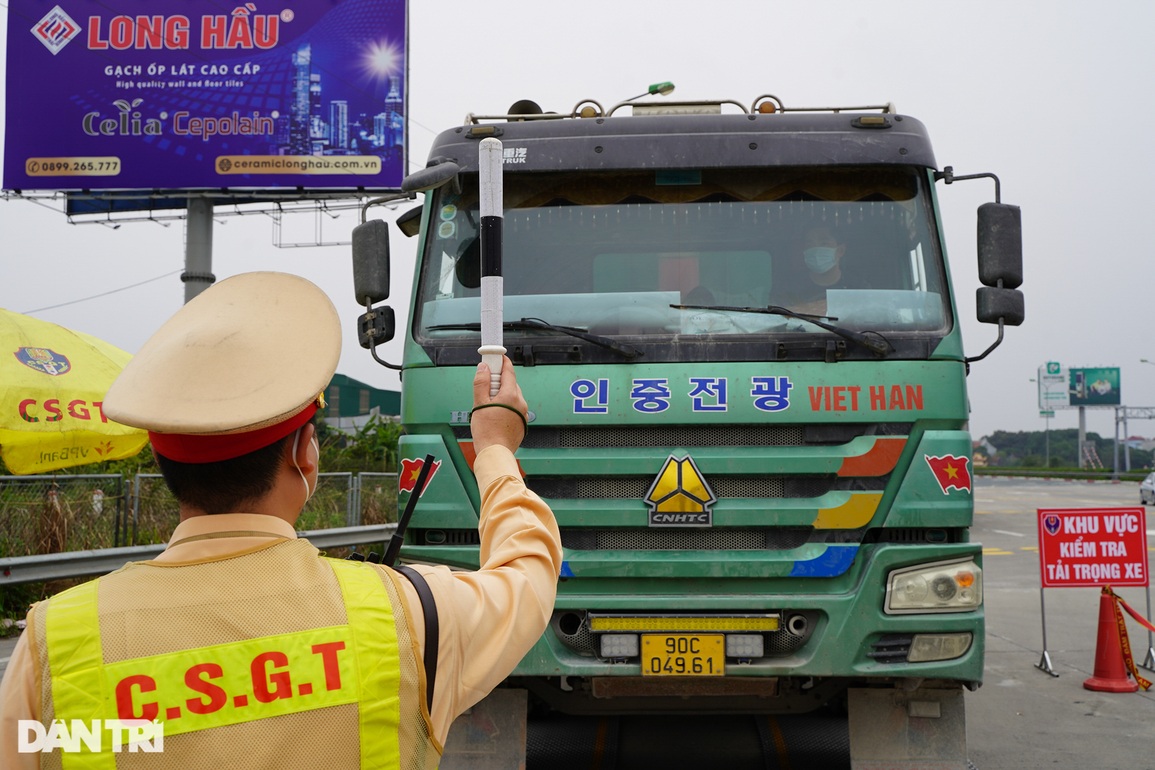 Hàng chục xe quá khổ quá tải bị xử lý trên cao tốc Pháp Vân - Cầu Giẽ - 5 Hàng chục xe quá khổ quá tải bị xử lý trên cao tốc Pháp Vân - Cầu Giẽ - 5