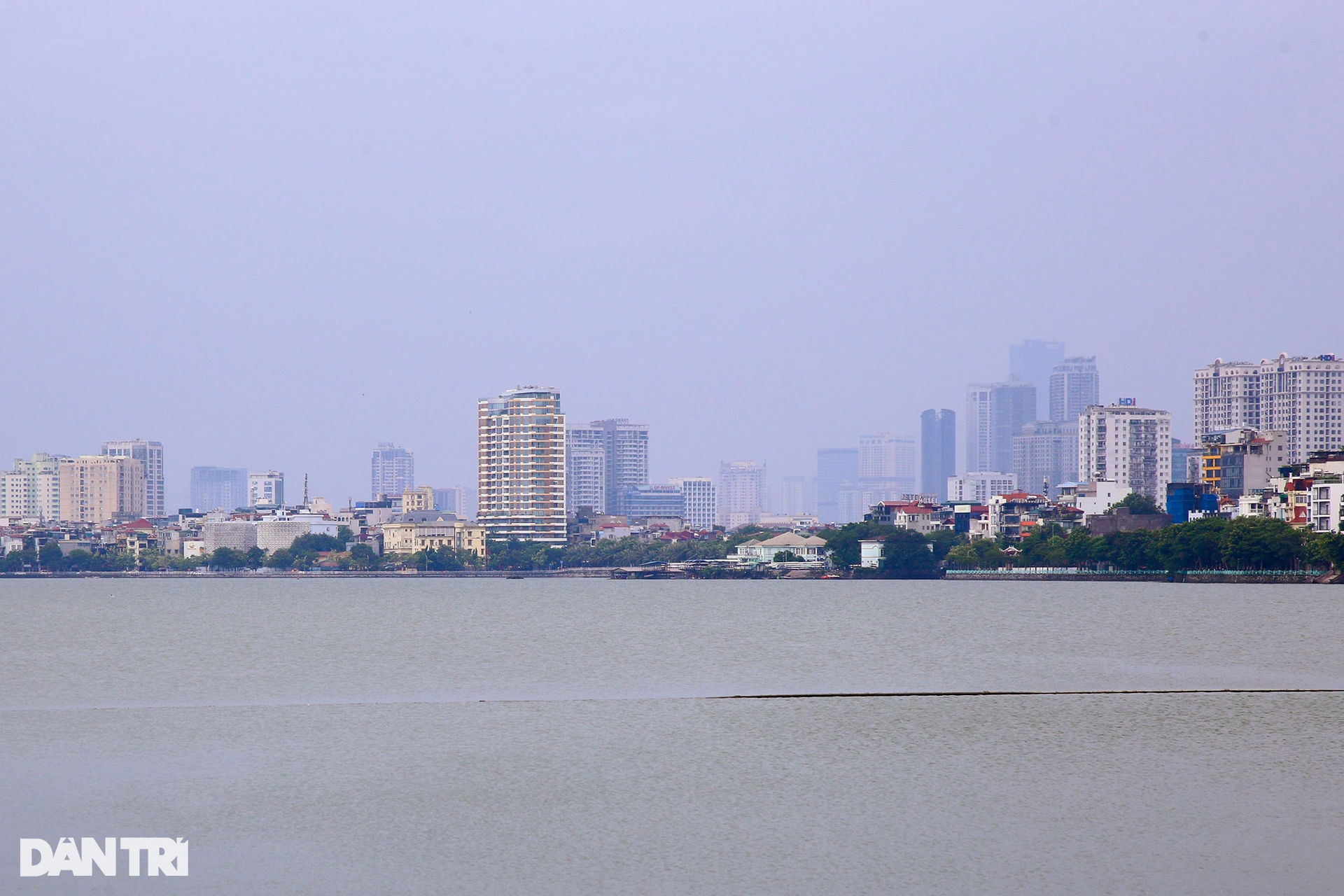 Toàn cảnh Hồ Tây: Dày đặc nhà cao tầng vây quanh, vắng bóng cây xanh - 14