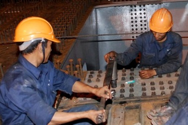 Trắng đêm trên công trường cầu vượt bằng thép đầu tiên