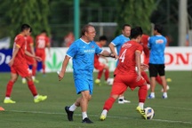 Hoàng Đức thừa nhận yếu thể lực, HLV Park Hang Seo lộ vẻ lo lắng