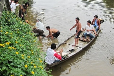 Đôi nam nữ cùng nhau nhảy cầu tự tử giữa đêm