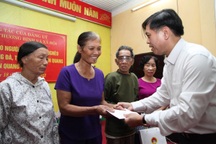 Tặng nhà, sổ tiết kiệm gia đình có công với cách mạng