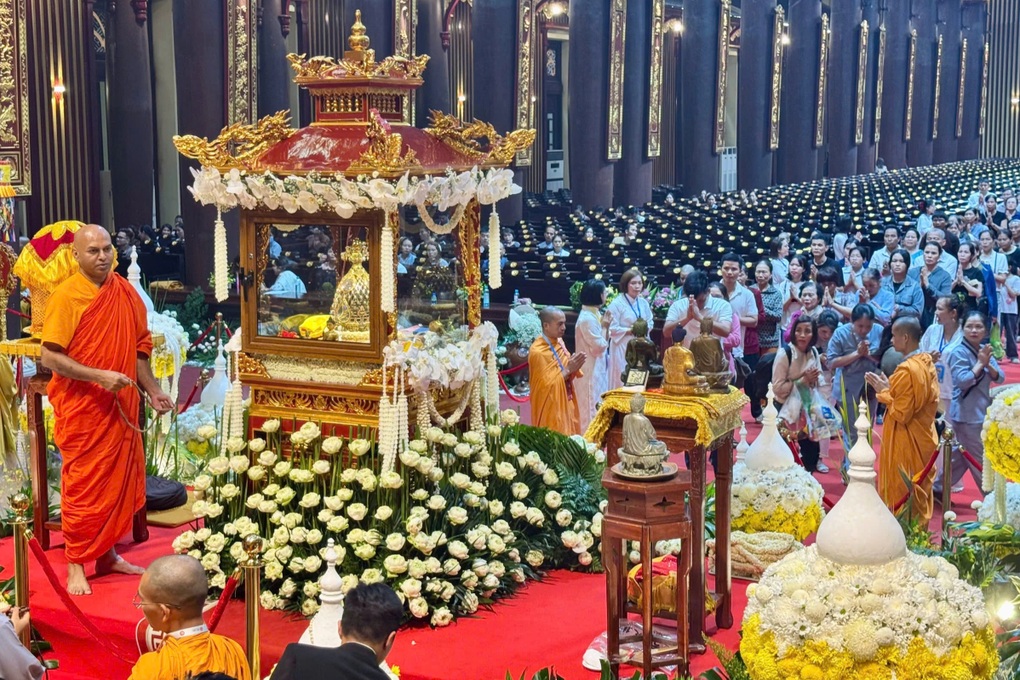 Yên Tử đón 650.000 lượt người chiêm bái xá lợi Đức Phật - 1 Yên Tử đón 650.000 lượt người chiêm bái xá lợi Đức Phật - 1