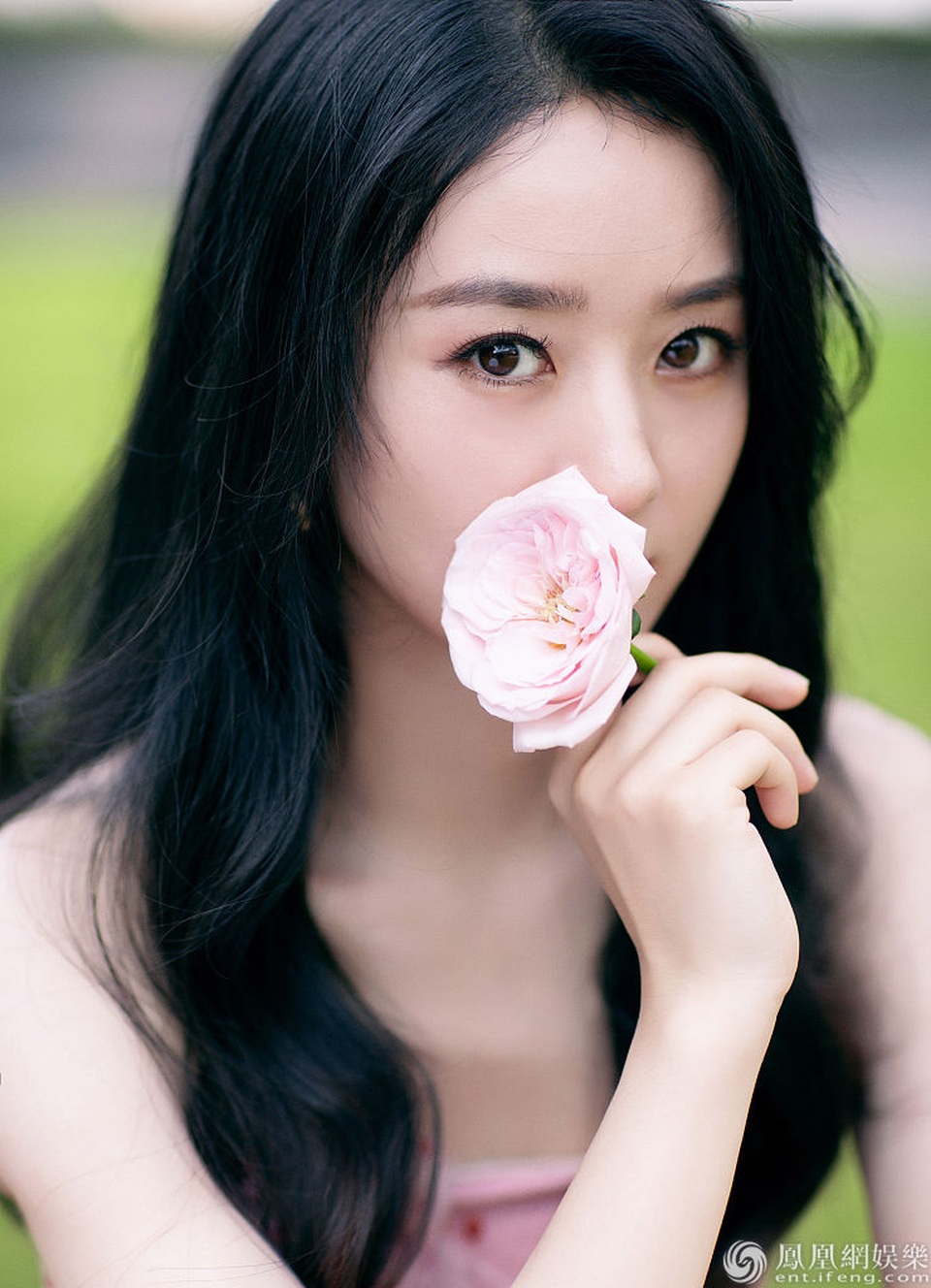 Triệu Lệ Dĩnh phớt lờ tin đồn ly hôn Phùng Thiệu Phong - 7 Triệu Lệ Dĩnh phớt lờ tin đồn ly hôn Phùng Thiệu Phong - 7