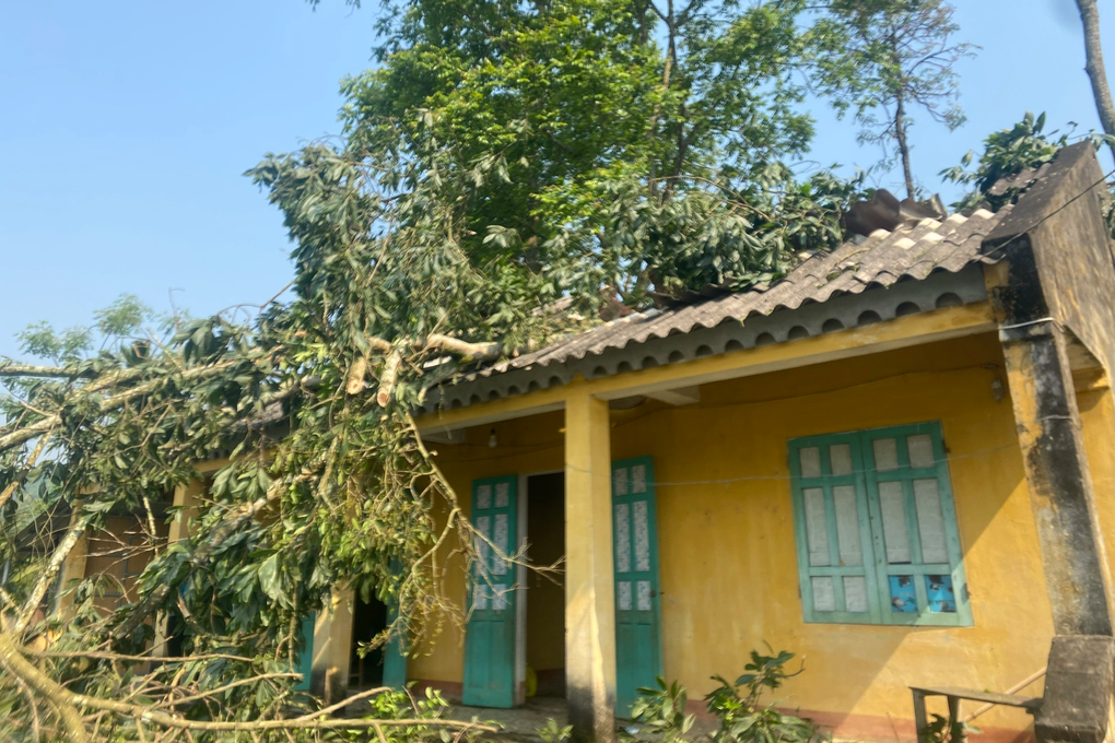 Lốc xoáy thổi bay mái nhà dân, trường học ở Thanh Hóa - 2 Lốc xoáy thổi bay mái nhà dân, trường học ở Thanh Hóa - 2