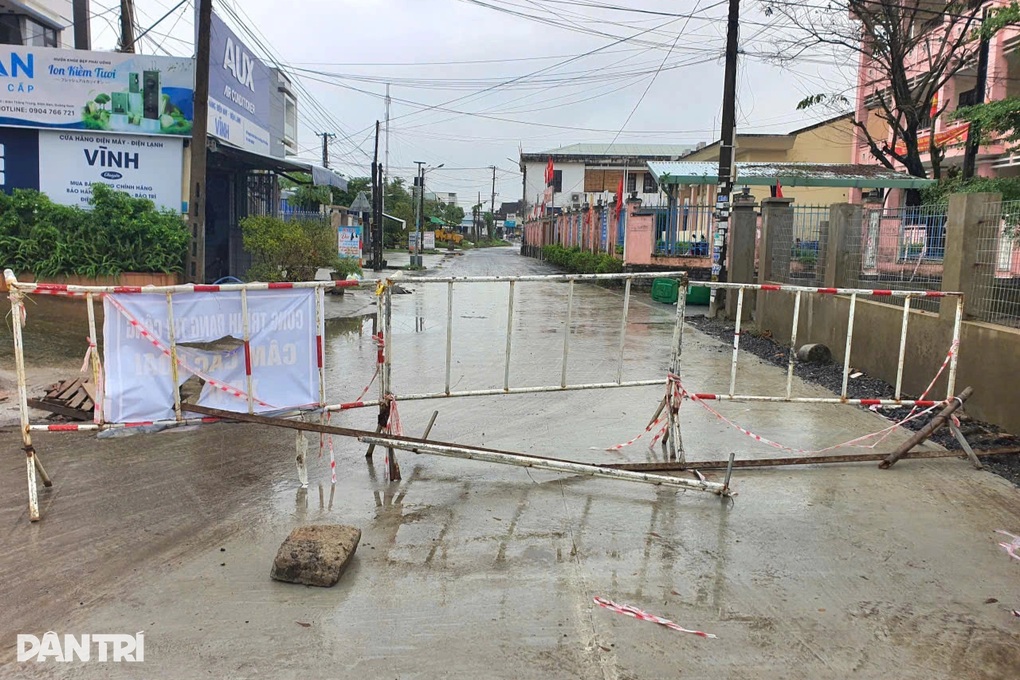 Người dân dựng chướng ngại vật ngăn ô tô né trạm BOT - 3