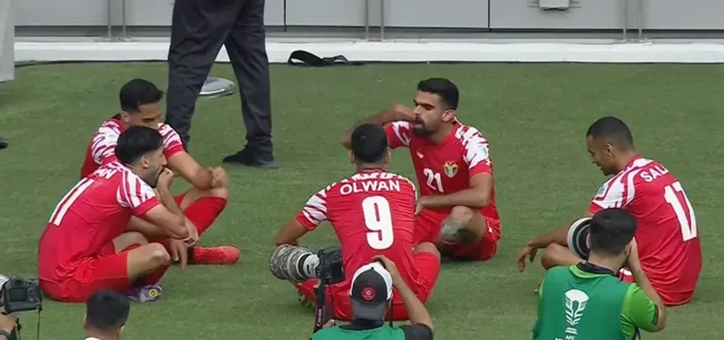 Nhận thẻ đỏ khó hiểu, ngôi sao số một Iraq báo hại đội nhà - 2 Nhận thẻ đỏ khó hiểu, ngôi sao số một Iraq báo hại đội nhà - 2