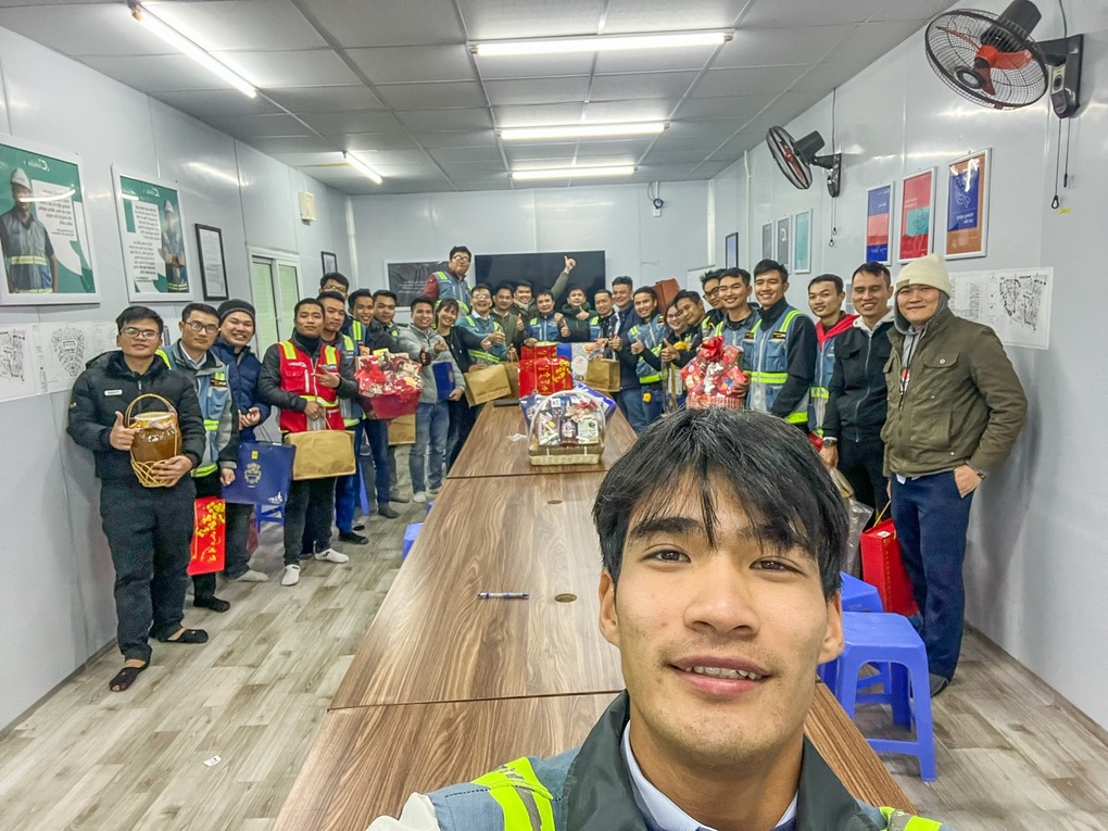 Không khí tất bật trên công trường Coteccons ngày 30 Tết - 9 Không khí tất bật trên công trường Coteccons ngày 30 Tết - 9