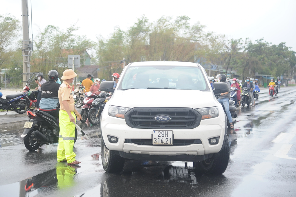 Quảng Nam hứng mưa cực lớn, nhiều nơi ngập sâu - 3 Quảng Nam hứng mưa cực lớn, nhiều nơi ngập sâu - 3