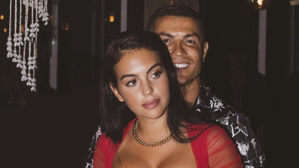 C.Ronaldo được bạn gái xinh đẹp tán thưởng sau khi giành giải Bàn chân vàng - 3 C.Ronaldo được bạn gái xinh đẹp tán thưởng sau khi giành giải Bàn chân vàng - 3