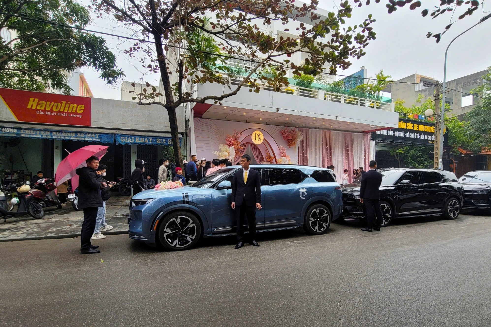 Segurança reforçada na cerimônia de noivado do segundo colocado Phuong Nhi - 2 An ninh thắt chặt tại lễ ăn hỏi của Á hậu Phương Nhi - 2