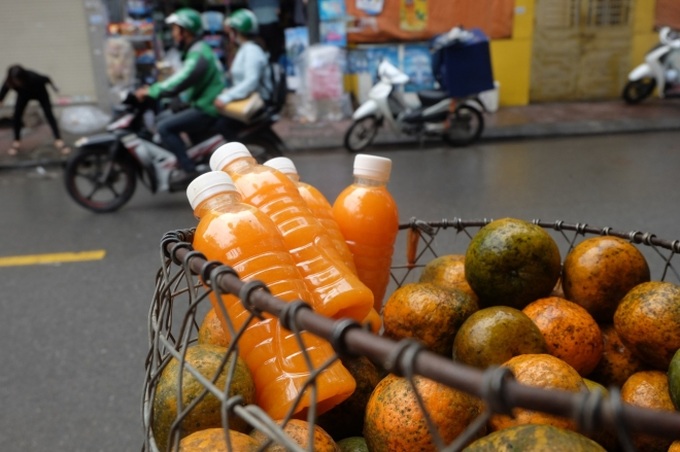 Đổ xô bán nước cam ép nguyên chất giá siêu rẻ, tiểu thương thu tiền triệu mỗi ngày - Ảnh 5. Đổ xô bán nước cam ép nguyên chất giá siêu rẻ, tiểu thương thu tiền triệu mỗi ngày - Ảnh 5.