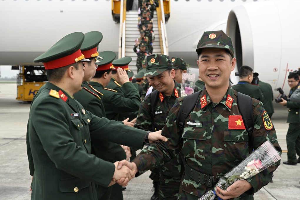 Đoàn cứu hộ, cứu nạn của quân đội Việt Nam về tới Sân bay Nội Bài - 2 Đoàn cứu hộ, cứu nạn của quân đội Việt Nam về tới Sân bay Nội Bài - 2